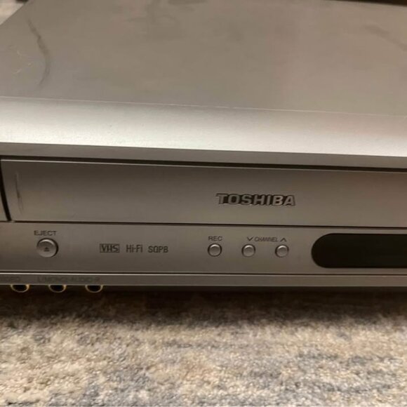 PRE-OWNED TOSHIBA VCR/DVD PLAYER COMBO - Picture 3 of 4